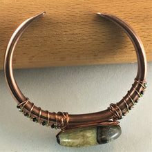 Load image into Gallery viewer, Copper and crystals bracelet